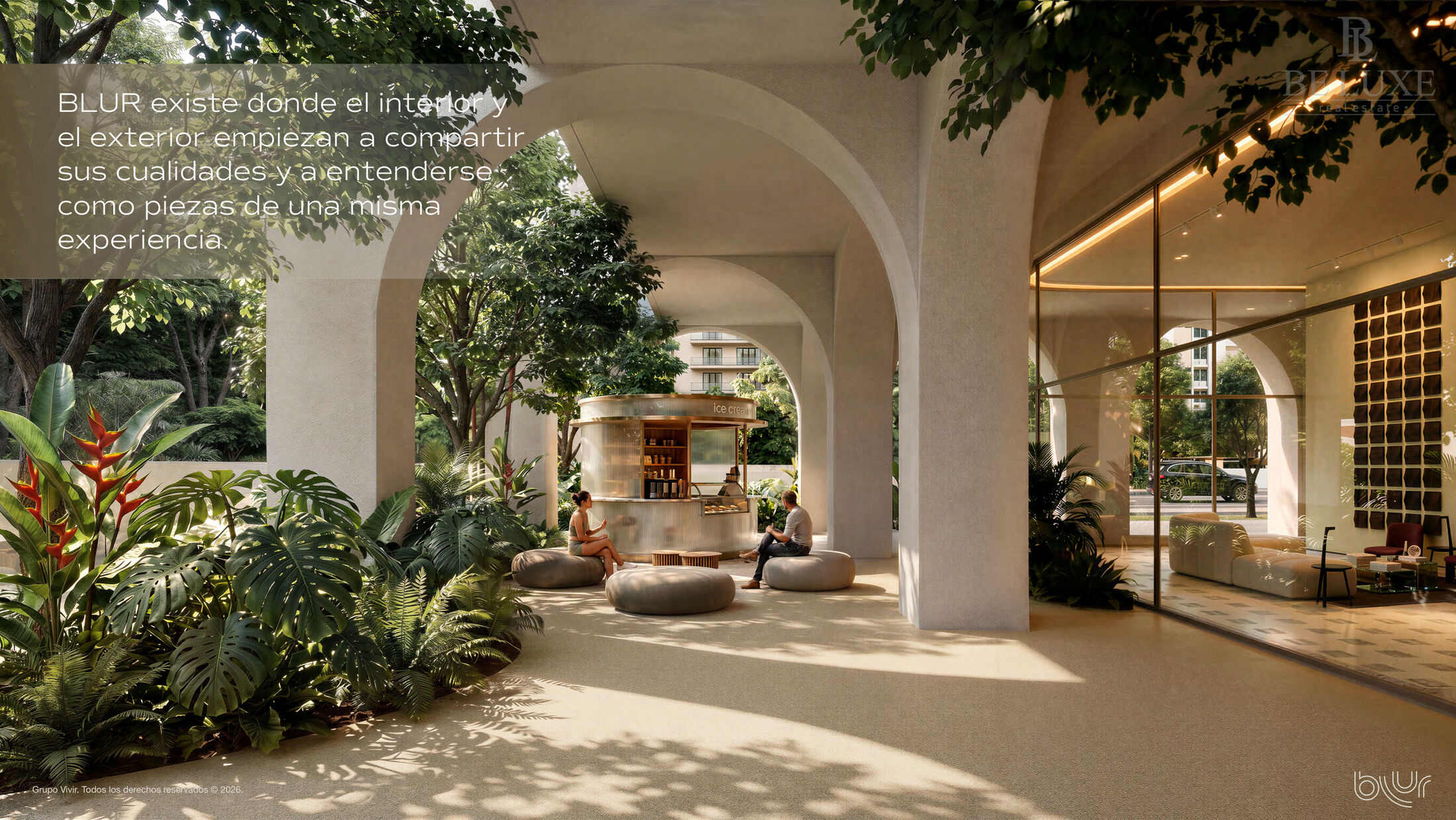 Jardín interior con mobiliario bajo los arcos