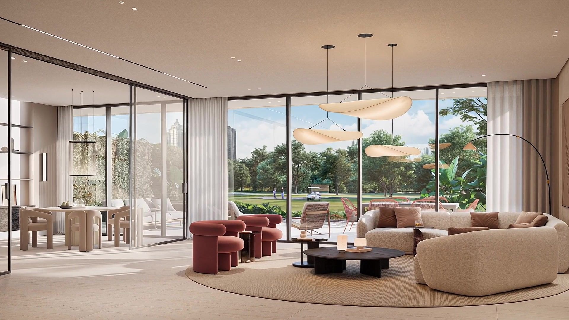 Sala y comedor con ventanales de piso a techo hacia el campo de golf