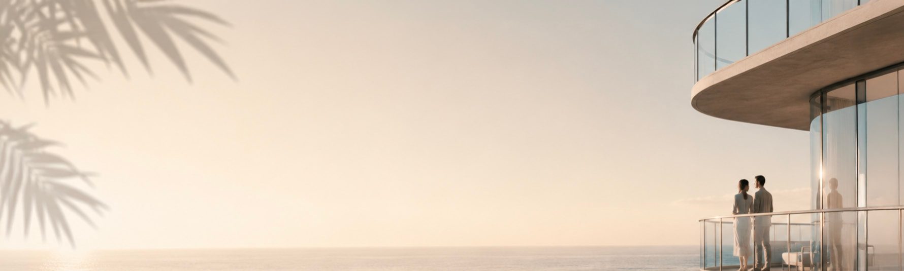 Pareja en un balcón curvo de Sensa mirando el mar al amanecer